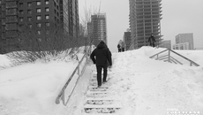 Так в пятницу, 13 марта, утром выглядела лестница возле Законодательного собрания. И это еще хорошо: днем раньше тут была ледяная горка. Фото: Инна Волошина