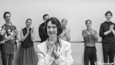 «У нас всю жизнь учеба, каждая репетиция — это новые нюансы. Сегодня одно, завтра другое, и каждый день я своим ученикам придумываю что-то новенькое. Раньше видео не было, интернета не было. Мне труднее было учиться», — говорит Нина Фуралева. Фото: Андрей Заржецкий