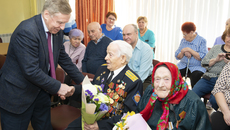 Владимир Иванович Панарин в Доме ветеранов поздравляет Виктора Ивановича Фролова, ветерана Второго Белорусского фронта с вручением юбилейной медали «80 лет Победы в Великой Отечественной войне 1941—1945 годов». Фото: архив новосибирского областного совета ветеранов