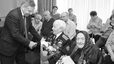 Владимир Иванович Панарин в Доме ветеранов поздравляет Виктора Ивановича Фролова, ветерана Второго Белорусского фронта с вручением юбилейной медали «80 лет Победы в Великой Отечественной войне 1941—1945 годов». Фото: архив новосибирского областного совета ветеранов