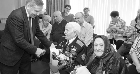 Владимир Иванович Панарин в Доме ветеранов поздравляет Виктора Ивановича Фролова, ветерана Второго Белорусского фронта с вручением юбилейной медали «80 лет Победы в Великой Отечественной войне 1941—1945 годов». Фото: архив новосибирского областного совета ветеранов