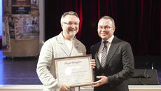 Почетную грамоту губернатора Новосибирской области главному режиссеру НОВАТа Вячеславу Стародубцеву вручил первый заместитель главы региона Юрий Петухов. Фото предоставлено  НОВАТ, Алексей Цилер