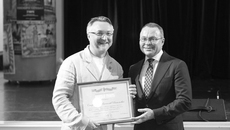 Почетную грамоту губернатора Новосибирской области главному режиссеру НОВАТа Вячеславу Стародубцеву вручил первый заместитель главы региона Юрий Петухов. Фото предоставлено  НОВАТ, Алексей Цилер