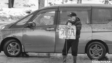 Затопленные ямы на дорогах в мегаполисе таят для автомобилистов да и для пешеходов серьезные риски: кто знает, что там, в «подвод­ном мире», и не провалишься ли через этот портал в самый нижний из миров? Вот и на Котовского в левобережье гражданин решил 26 марта самостоятельно установить дорожный знак «ЯМА» и вбил кувалдой кустарный указатель. У этой ямы бородатая история. Она, как неразменный рубль, появляется снова и снова весной, летом и осенью — с таянием снега и в проливной дождь. Фото: Андрей Заржецкий