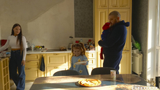 В многодетной семье Волобуевых все принято делать вместе — мама Анна напекла вкусных блинчиков, а дочка Василиса помогает накрыть на стол. Фото: Инна Волошина