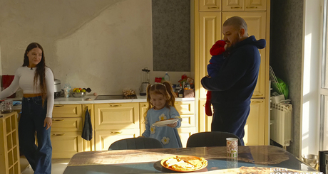 В многодетной семье Волобуевых все принято делать вместе — мама Анна напекла вкусных блинчиков, а дочка Василиса помогает накрыть на стол. Фото: Инна Волошина