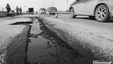 Чтобы заделать такую маленькую ямку, нужно целых две тонны асфальта. Стоимость такой заплатки — порядка 15 тысяч рублей. Фото: Алина Кухмарь