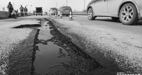 Чтобы заделать такую маленькую ямку, нужно целых две тонны асфальта. Стоимость такой заплатки — порядка 15 тысяч рублей. Фото: Алина Кухмарь