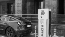 Сегодня зарядные электрические «колонки» есть уже во многих новых микрорайонах. Фото: Андрей Заржецкий 