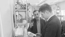 Директор «Рэлсиба» Игорь Ландочкин рассказал министру науки и инновационной политики региона Вадиму Васильеву о перспективных разработках предприятия. Фото: предоставлено пресс-службой министерства науки и инновационной политики Новосибирской области