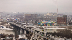 Конечно, недострои вряд ли могут украшать город. Вот, например, как «прекрасно» соседствует щербатое недостроенное здание гостиницы с разноцветным «Аквапарком». Фото: Андрей Заржецкий