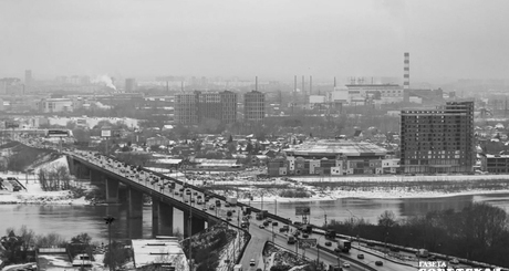 Конечно, недострои вряд ли могут украшать город. Вот, например, как «прекрасно» соседствует щербатое недостроенное здание гостиницы с разноцветным «Аквапарком». Фото: Андрей Заржецкий