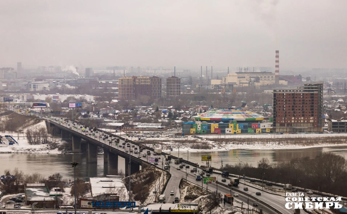Конечно, недострои вряд ли могут украшать город. Вот, например, как «прекрасно» соседствует щербатое недостроенное здание гостиницы с разноцветным «Аквапарком». Фото: Андрей Заржецкий