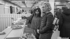 На дегустации рыбных продуктов большой интерес привлекли подкопченные кальмары, а малосольная селедочка вызвала просто настоящий фурор — многие покупатели брали по две-три рыбки сразу. Фото: Андрей Заржецкий