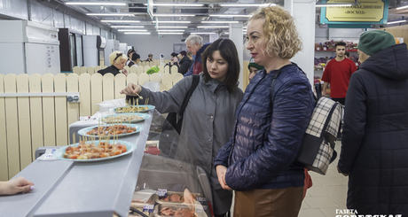 На дегустации рыбных продуктов большой интерес привлекли подкопченные кальмары, а малосольная селедочка вызвала просто настоящий фурор — многие покупатели брали по две-три рыбки сразу. Фото: Андрей Заржецкий