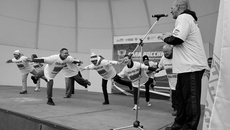 Зарядка с чемпионами: в упражнении «ласточка» на сцене в парке солирует Евгений Подгорный, российский гимнаст, олимпийский чемпион, заслуженный мастер спорта РФ. Фото: пресс-служба НРО партии «Единая Россия»