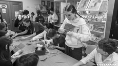 Перед праздничным концертом и церемонией награждения зрителям можно было поучаствовать в мастер-классах от Городского совета старшеклассников и ученических самоуправлений образовательных организаций Новосибирска. Также состоялось открытие выставки рисунков из книги художников детской школы искусств города Обь «Дело в красках». Фото: Андрей Заржецкий