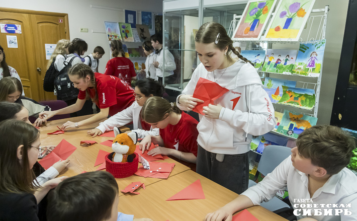 Перед праздничным концертом и церемонией награждения зрителям можно было поучаствовать в мастер-классах от Городского совета старшеклассников и ученических самоуправлений образовательных организаций Новосибирска. Также состоялось открытие выставки рисунков из книги художников детской школы искусств города Обь «Дело в красках». Фото: Андрей Заржецкий