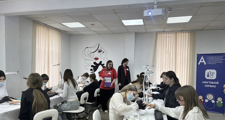 Участницы чемпионата «Абилимпикс-2026» в компетенции «ногтевой сервис» показали себя настоящими профессионалами. Фото: Элина Пушмина