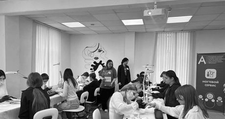 Участницы чемпионата «Абилимпикс-2026» в компетенции «ногтевой сервис» показали себя настоящими профессионалами. Фото: Элина Пушмина