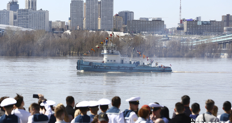 25 апреля по Оби впервые в этом году пошли суда. Фото: Алина Кухмарь