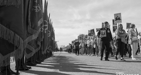 В 2026 году колонна «Бессмертного полка» (0+) взяла начало от часовни Николая Чудотворца на Красном проспекте. Фото: Андрей Заржецкий