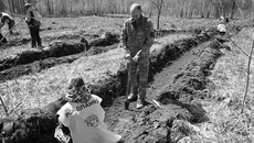 По мнению участников акции, каждый саженец кедра — это живой памятник героям: и тем, кто сражался в Великую Отечественную войну, и тем, кто отдает свой долг Родине сейчас. Фото: nso.ru