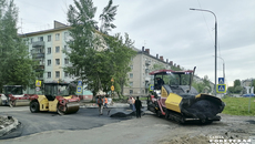 На перекрестке улиц Степной и Римского-Корсакова горячий асфальт выкладывали в интервалах между потоками транспорта. Дороги в субботний день не перекрывали. Фото: Юлия Назаренко