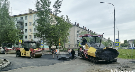 На перекрестке улиц Степной и Римского-Корсакова горячий асфальт выкладывали в интервалах между потоками транспорта. Дороги в субботний день не перекрывали. Фото: Юлия Назаренко