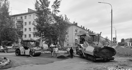 На перекрестке улиц Степной и Римского-Корсакова горячий асфальт выкладывали в интервалах между потоками транспорта. Дороги в субботний день не перекрывали. Фото: Юлия Назаренко