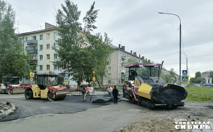 На перекрестке улиц Степной и Римского-Корсакова горячий асфальт выкладывали в интервалах между потоками транспорта. Дороги в субботний день не перекрывали. Фото: Юлия Назаренко