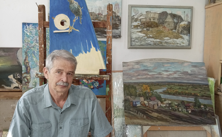 Художник Юрий Третьяков в совей домашней мастерской в Колывани. Фото: Ольга Третьякова 