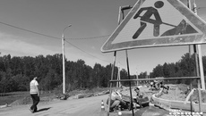 Большая часть работ на участке, который нам показали, уже сделана — дорожные рабочие под июньским палящим солнцем уже устанавливают бордюры. Фото: Светлана Фролова