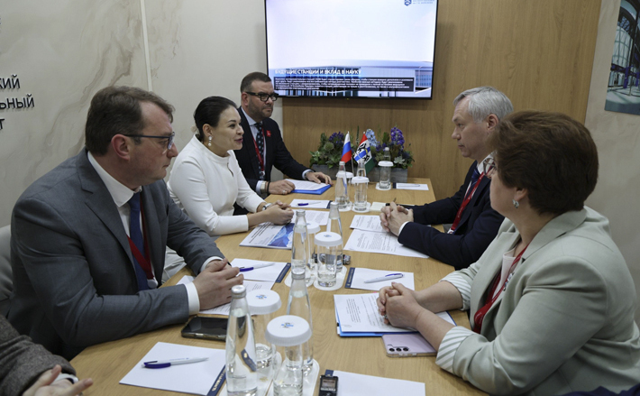 Губернатор Андрей Травников и генеральный директор фонда «Долина Менделеева» Ксения Шойгу провели рабочую встречу. Фото: пресс-служба губернатора и правительства Новосибирской области