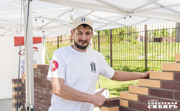 Важное место в жизни лучшего каменщика Новосибирска Андрея Мелихова занимает семья: дорогая супруга, вместе с которой вырастили детей. Фото: Андрей Заржецкий