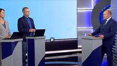 Вечером 1 июля в течение часа в студии телеканала ОТС замгубернатора Евгений Прохоренко отвечал на вопросы, актуальные для участников специальной военной операции. Фото: кадр программы «Все о СВОих в Новосибирской области» телеканала ОТС