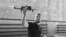 Для боевого оператора дрона главное в характере — хладнокровие, наблюдательность, фантазия и… «часто не моргать»: «Шутки шутками, а иногда можно и ситуацию боевую проморгать,» — говорит Илья Родин. Фото: Андрей Заржецкий