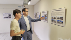 Министр транспорта региона Анатолий Костылевский пришел на выставку пораньше: «Я тоже был в Беловодском районе и в ЛНР, проехал сеть местных дорог, и на фото — на самом деле не самое страшное, что я видел». В то же время в правом же крыле летней галереи открылась еще одна выставка «Сильные духом» — работы из альбома Петра Скляра «Словографика ZOV». Фото: Светлана Фролова