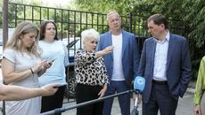 Депутаты и жители дома на ул. Плахотного, 53/1, договорились с представителями НТСК о комплексном обследовании теплосетей на территории. Фото: Анастасия Вишленкова