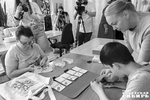 Работа с аппликациями требует сосредоточенности и отточенной мелкой моторики. Фото: Светлана Фролова