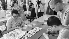 Работа с аппликациями требует сосредоточенности и отточенной мелкой моторики. Фото: Светлана Фролова