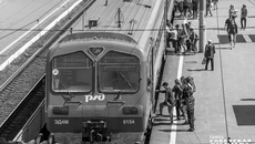 В период дефицита топлива на заправках часть владельцев машин освоили поездки на электричках. В идеале городская железнодорожная сеть может существенно разгрузить автомагистрали. А поездка в довольно комфортном вагоне действительно обходится недорого: Речной вокзал — Обское море — всего 50 рублей. Фото: Андрей Заржецкий