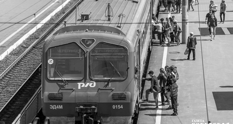 В период дефицита топлива на заправках часть владельцев машин освоили поездки на электричках. В идеале городская железнодорожная сеть может существенно разгрузить автомагистрали. А поездка в довольно комфортном вагоне действительно обходится недорого: Речной вокзал — Обское море — всего 50 рублей. Фото: Андрей Заржецкий