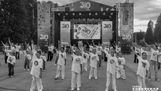 Всего выпущено 50 футболок — лимитированный тираж, ставший символом патриотичного флешмоба. Необычная акция бердских журналистов пришлась по сердцу землякам и в очередной раз доказала, что «Бердские новости» живут интересами своих читателей. Фото: Андрей Заржецкий