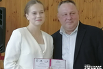 Елена Нестерова, простая новосибирская школьница. Любит музыку — классику и джаз, из популярных современных певцов ближе Сергей Лазарев. Сама тоже любит петь. С одноклассниками на переменке подхватывают сказанное педагогами и вспоминают песни с этими словами или фразами. На снимке: момент награждения Елены Нестеровой. Фото: Юлия Назаренко