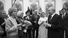 Президент России Владимир Путин отметил, что награждает специалистов, воспитавших героев страны, которые проявили доблесть, отвагу и мужество при выполнении боевых задач в ходе специальной военной операции. Фото: пресс-служба Президента России
