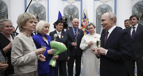 Президент России Владимир Путин отметил, что награждает специалистов, воспитавших героев страны, которые проявили доблесть, отвагу и мужество при выполнении боевых задач в ходе специальной военной операции. Фото: пресс-служба Президента России