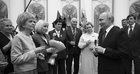 Президент России Владимир Путин отметил, что награждает специалистов, воспитавших героев страны, которые проявили доблесть, отвагу и мужество при выполнении боевых задач в ходе специальной военной операции. Фото: пресс-служба Президента России