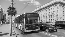 Когда-то в автобусах можно было увидеть весьма меткое стихотворение: «Не взял билет, проехал так, до денег видно жаден. По факту — сохранен «пятак», по существу — украден». Фото: архив ИД «Советская Сибирь»