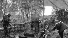 Во время акции «Дорога к обелиску» «серебряные» добровольцы села Красноярка убрали могилы односельчан, павших на СВО. Фото: Ольга Понамарева